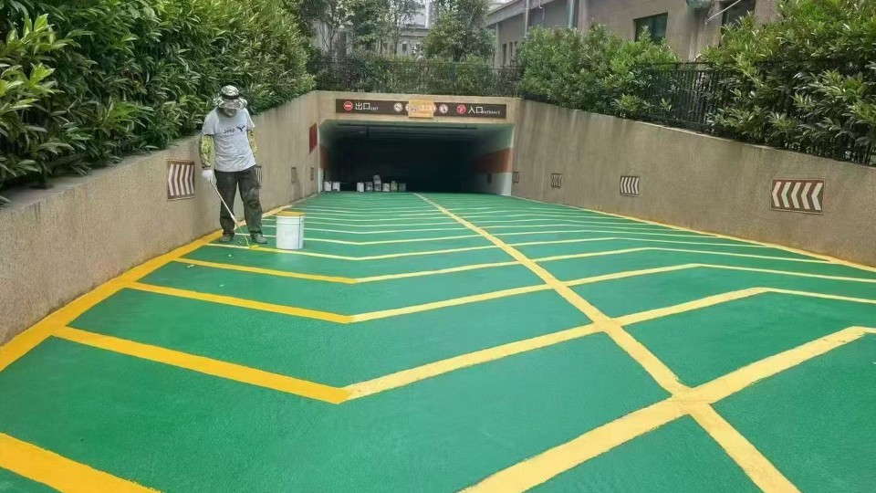 ​解决车道打滑与振动烦恼？富莱德无振动止滑车道地坪漆